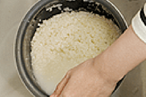 お米を研ぐ
